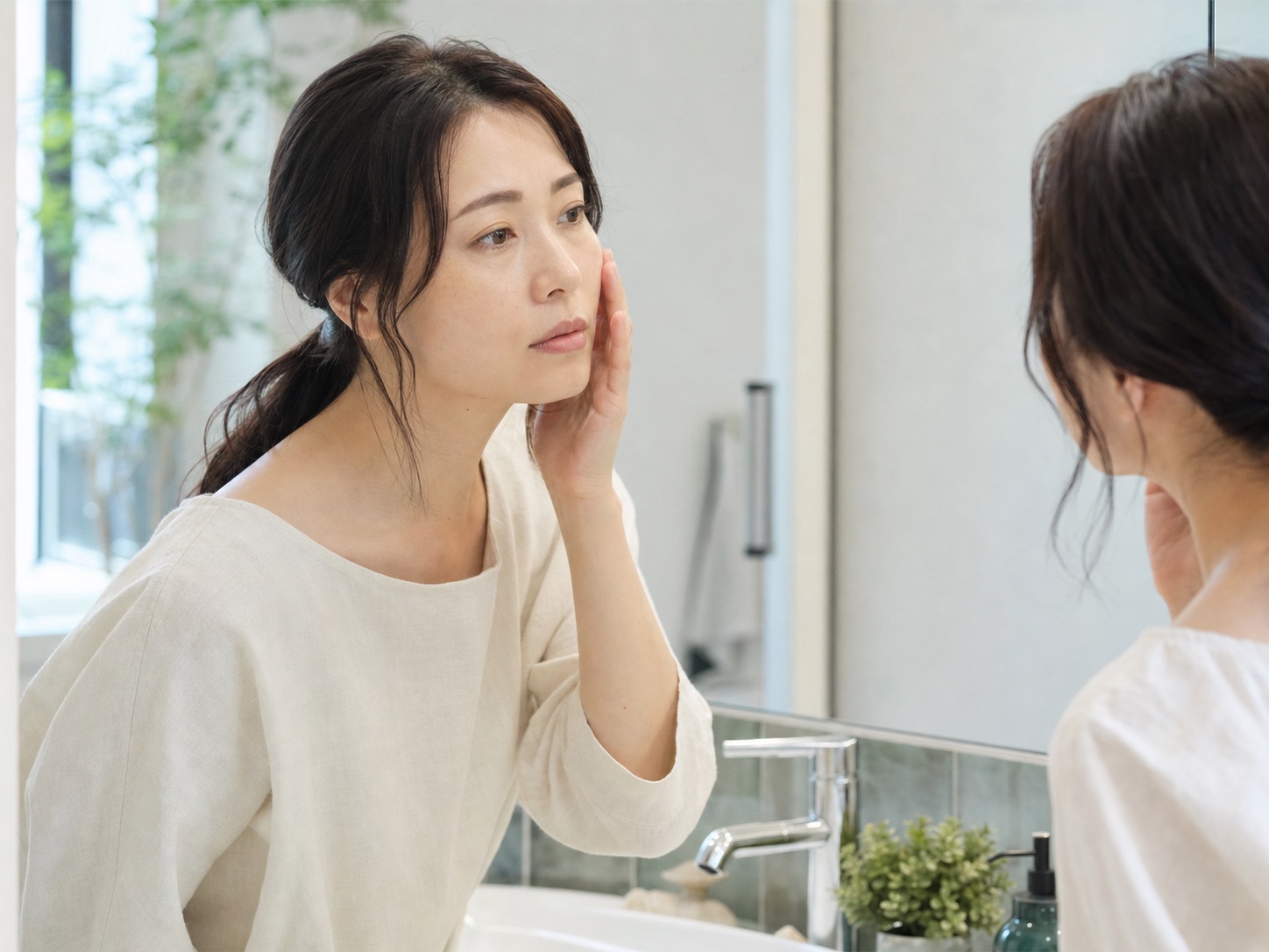肌の調子を気にする女性